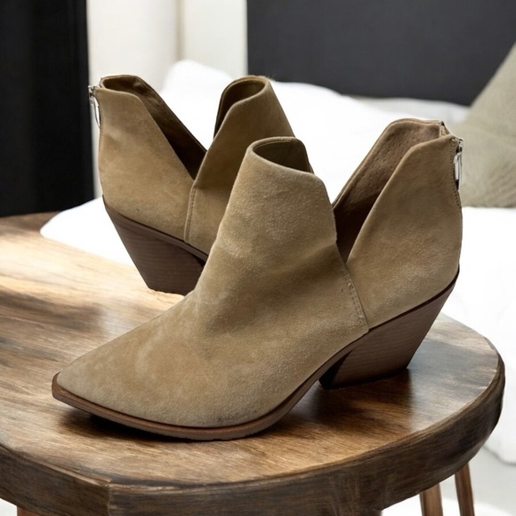 Vince Camuto Women's Bibestie Bootie size 10 tan brown suede zip close block 4” - Picture 1 of 15